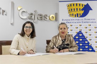 La presidenta de la Fundación FOE, María Teresa García (derecha), y la delegada en Huelva de la Fundación Cajasol, Matilde Valdivia.
