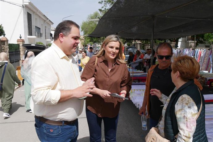 Visita del PSOE al mercadillo de Baeza