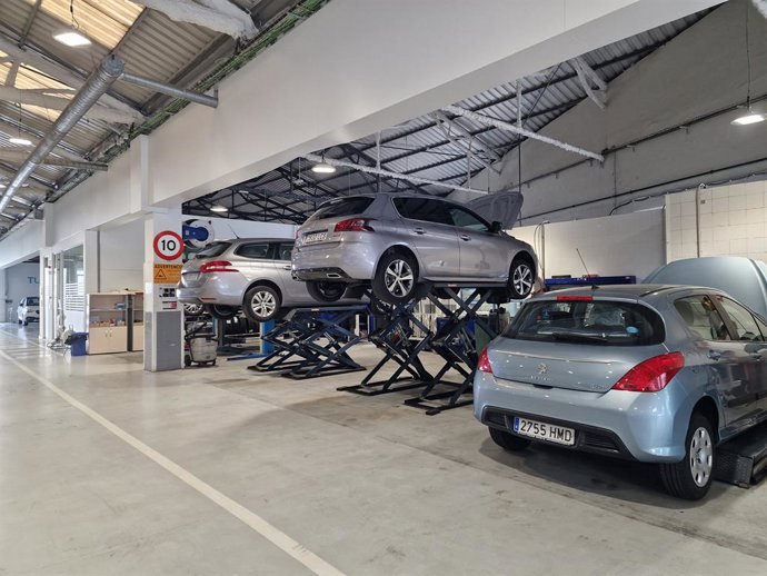 Archivo - Los conductores españoles apuestan por los recambios de marca blanca, según Roland Berger