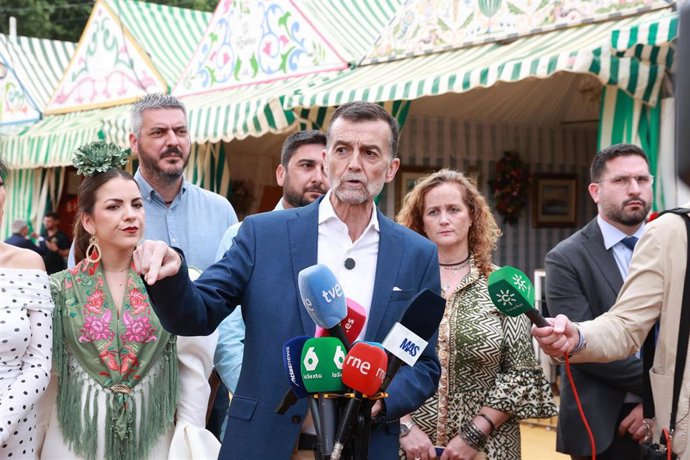 El coordinador federal de IU y candidato de Por Andalucía a la Presidencia de la Junta, Antonio Maíllo, atiende a los medios antes de visitar la Feria de Sevilla. 