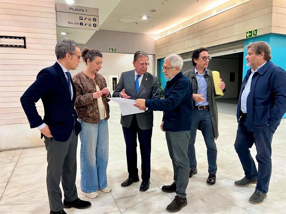 Visita del alcalde de Oviedo, Alfredo Canteli, el concejal de Urbanismo, Ignacio Cuesta, y los concejales de IU Gaspar Llamazares, Cristina Pontón y Alejandro Suárez al edificio Calatrava