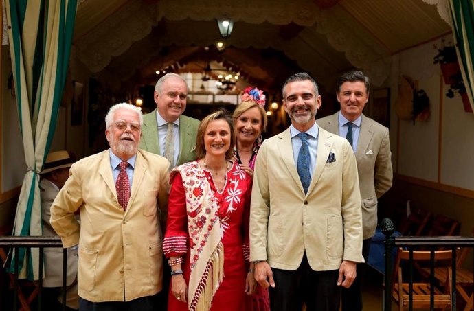 El consejero de Agricultura, Pesca, Agua y Desarrollo Rural, Ramón Fernández-Pacheco, en su visita a la caseta de Asaja.