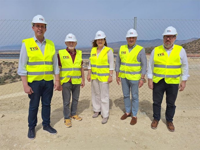 El candidato del PSOE al Parlamento andaluz por Almería, Rodrigo Sánchez Haro, junto a otros representantes socialistas, durante su visita a las balsas de almacenamiento y regulación.