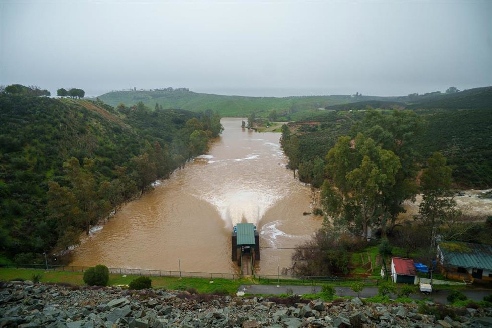 Archivo - Imagen de archivo del embalse Agrio en la localidad sevillana de Aznalcóllar aliviando agua. A 11 de febrero de 2026 en Aznalcóllar, Sevilla (Andalucía, España).