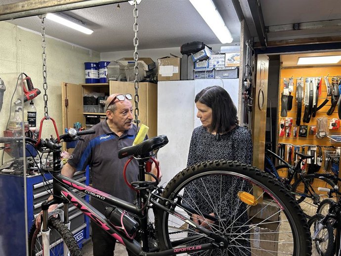 La directora general de Transportes y Movilidad Sostenible, Berta Miranda, junto al responsable del taller Goi Contini, Rufino Hernaiz.