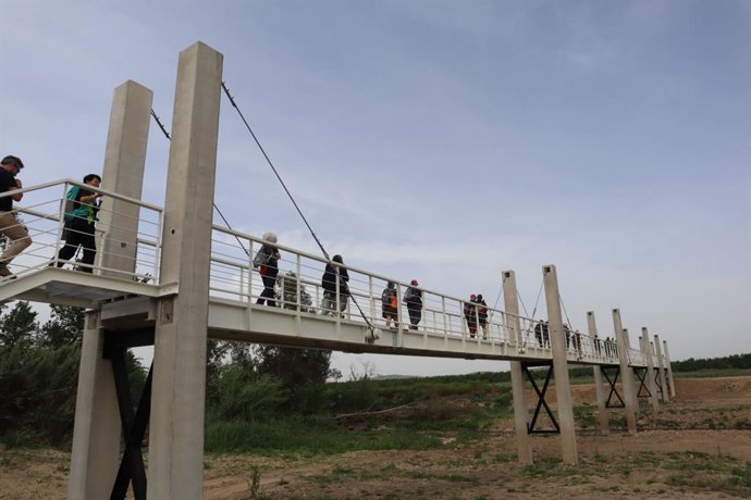 Pasarela sobre el río Búrdalo en Torrefresneda para los peregrinos del Camino Mozárabe de Santiago.