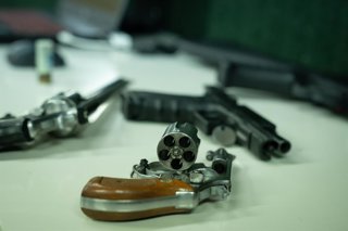 Archivo - Vista de varias armas