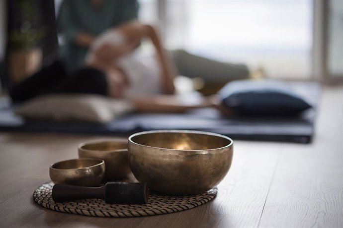 Archivo - Cuencos tibetanos en el suelos