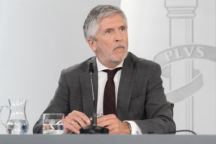 El ministro de Interior, Fernando Grande Marlaska, durante una rueda de prensa posterior al Consejo de Ministros, a 21 de abril de 2026, en Madrid (España).  El Consejo de Ministros ha aprobado hoy en segunda vuelta el proyecto de ley que baja las ratios 