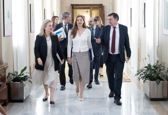 A porta-voz do PP no Congresso, Ester Muñoz (ao centro), ao chegar à reunião da Mesa de Porta-Vozes do Congresso, em 21 de abril de 2026, em Madri (Espanha).