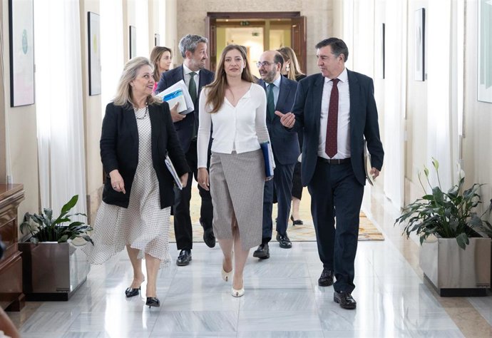 La portavoz del PP en el Congreso, Ester Muñoz (c), a su llegada a la reunión de la Junta de Portavoces del Congreso, a 21 de abril de 2026, en Madrid (España).