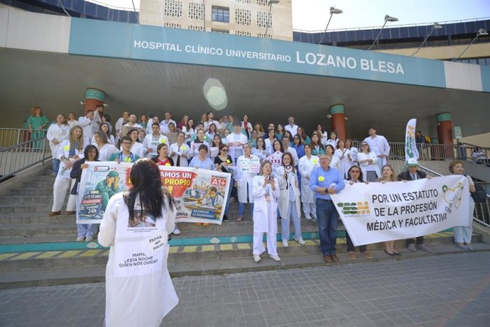 Concentración de médicos frente al Hospital Clínico de Zaragoza.