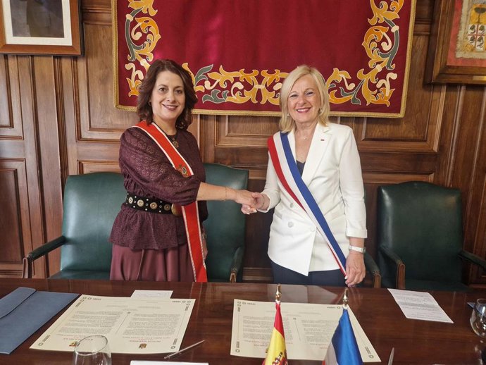 La alcaldesa de Teruel, Emma Buj, y la alcaldesa de Bourg-les-Valence, Marlène Mourier.