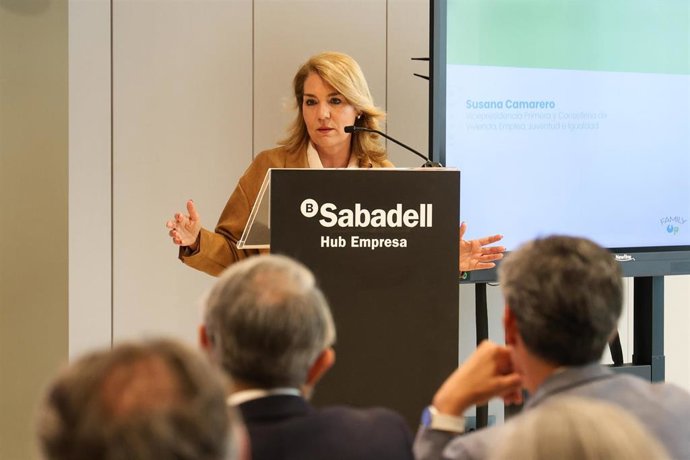 La vicepresidenta primera y consellera de Vivienda, Empleo, Juventud e Igualdad, Susana Camarero, clausura la jornada 'Acceso a la vivienda y su impacto en las familias'.