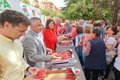 Reparten en Jaén más de 1.000 tarrinas de fresas de Huelva para difundir sus bondades