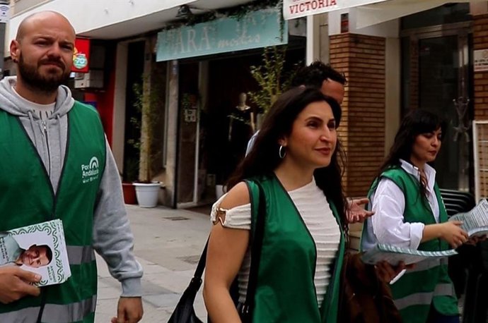 La candidata número 2 de la coalición Por Andalucía en la provincia de Huelva, Carmen Contreras, durante un reparlo electoral en Punta Umbría.