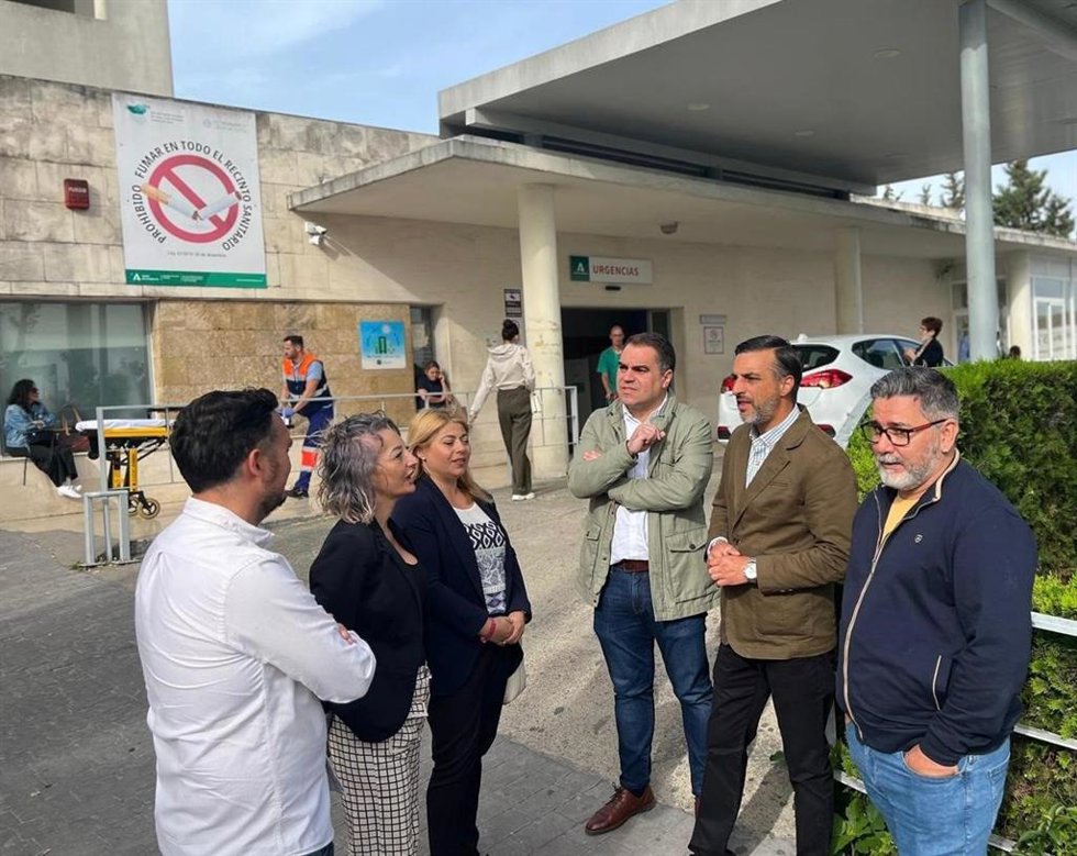 Juan Cornejo en la puerta de Urgencias del hospital de Jerez.