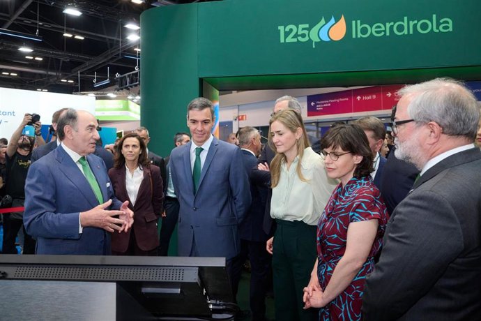 El presidente del Gobierno, Pedro Sánchez, y la ministra Sara Aagesen visitan el stand de Iberdrola en WindEurope, donde son recibidos por Ignacio Galán