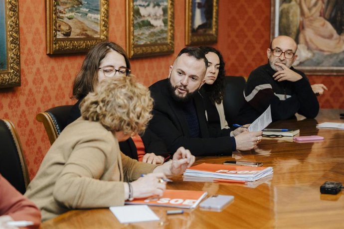 El portavoz de Compromís en el Ayuntamiento de Alicante, Rafa Mas (c), en una imagen de archivo en la comisión municipal sobre VPP