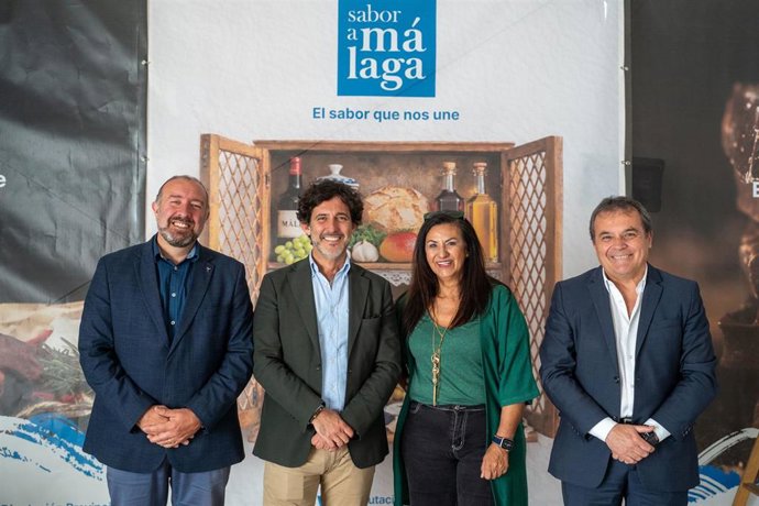 El diputado provincial Francisco José Martín y el concejal de comercio del Ayuntamiento de Benalmádena, Raúl Campos, presentan la feria Sabor a Málaga