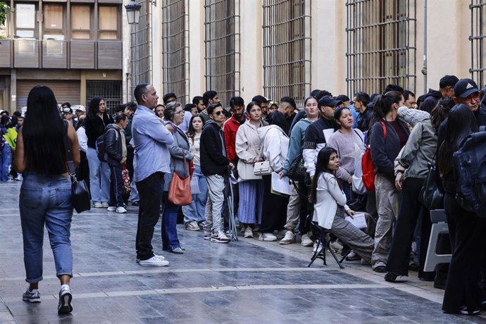 Imagen de archivo de colas en las oficinas del padrón del Ayuntamiento de València por el proceso de regularización de personas migrantes