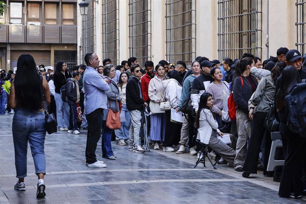 Imagen de archivo de colas en las oficinas del padrón del Ayuntamiento de València por el proceso de regularización de personas migrantes