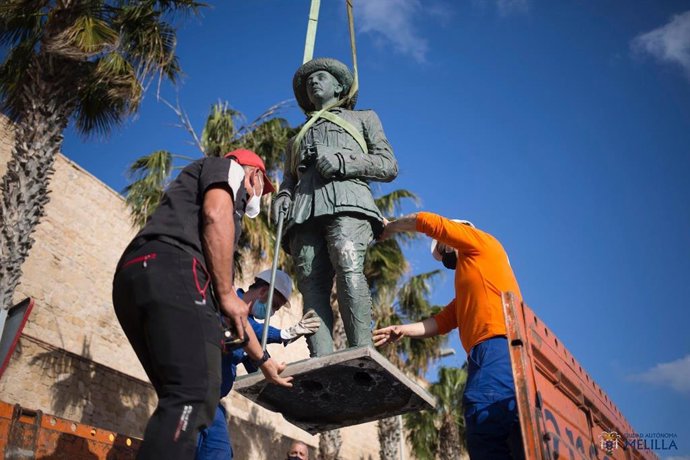 Remoção da estátua de Franco na capital de Melilha.