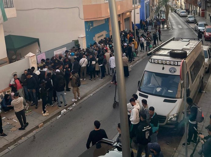 Colas frente a la sede de Almería Acoge para obtener documentos en el proceso de regularización extraordinaria de inmigrantes.