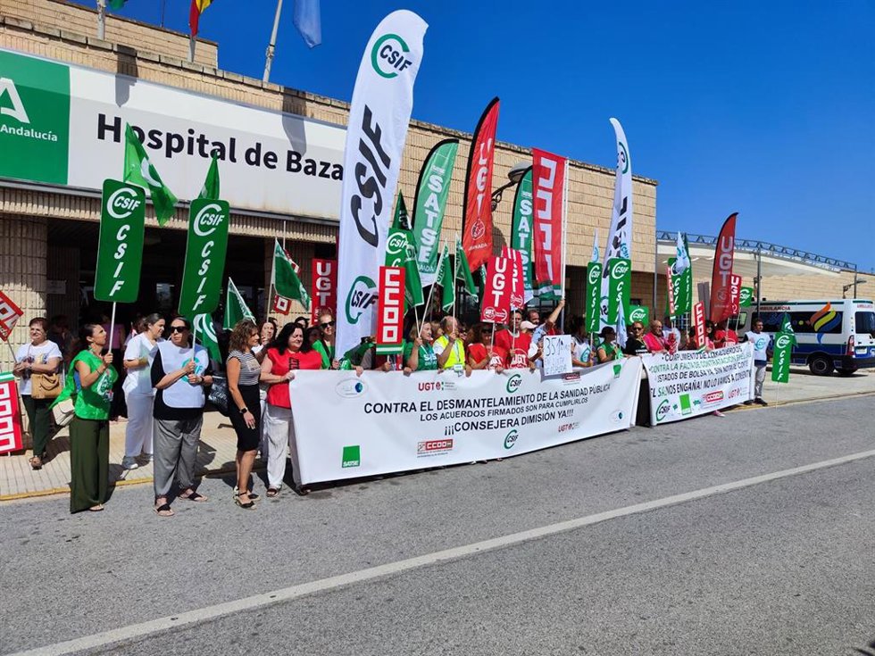 Archivo - Concentración por el estado de la sanidad pública a las puertas del Hospital Comarcal de Baza. Archivo.