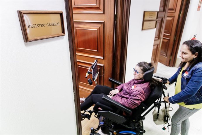 Archivo - Una persona afectada de ELA (esclerosis lateral amiotrófica) a su llegada a registrar la petición de que se desbloquee la tramitación de la Ley ELA, en el Congreso de los Diputados, a 17 de marzo de 2023, en Madrid (España). 