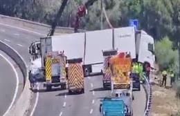El camión volcado que se ha retirado de la AP-7 a la altura de Santa Oliva en dirección Barcelona