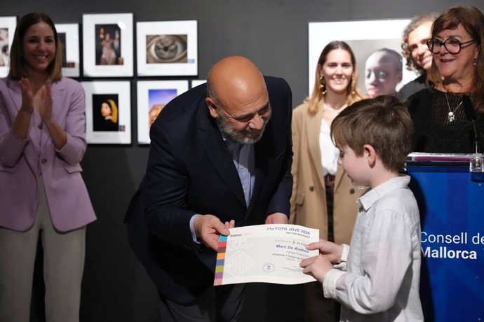 Acto de inauguración de la exposición de las obras ganadoras del concurso Foto Jove en la Misericòrdia