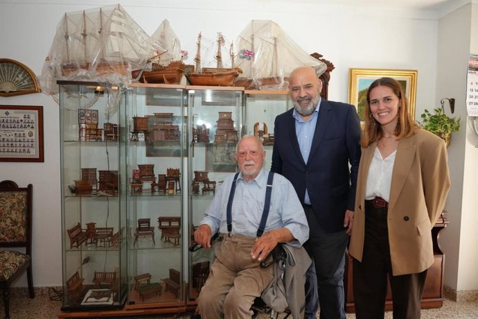 El artesano Francisco Escalero, junto al alcalde de Palma, Jaime Martínez, y la segunda teniente de alcalde, Lourdes Roca.