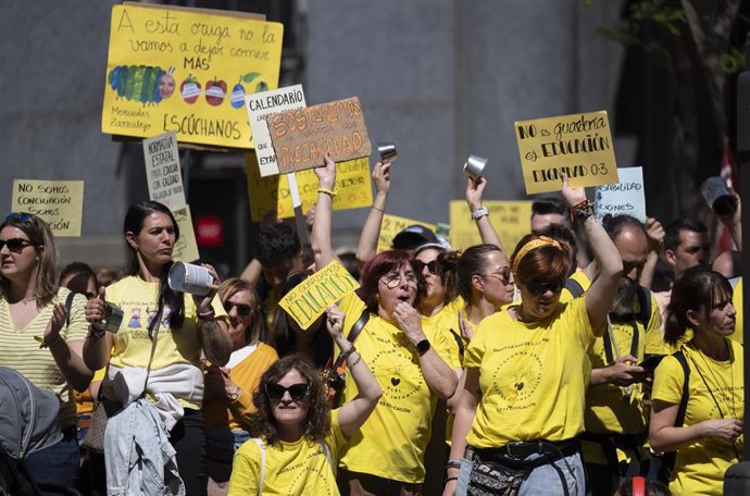 Decenas de personas durante una concentración de docentes de escuelas infantiles frente a la Consejería de Educación, Ciencia y Universidades, a 15 de abril de 2026, en Madrid (España). Desde el martes 7 de abril, las escuelas infantiles de la Comunidad d