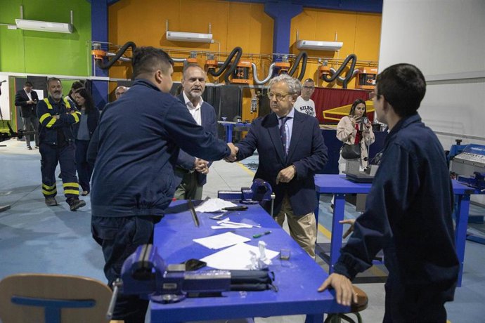 Salvador Fuentes saluda a uno de los alumnos del centro que ofrece el Ciclo de FP Dual de Soldadura y Calderería en Dos Torres.
