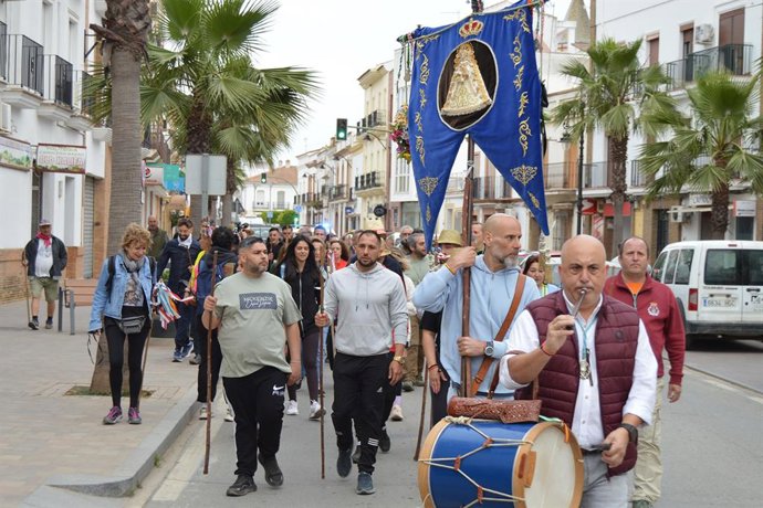 Internos de la prisión de Huelva a su paso por San Juan del Puerto en la tradicional peregrinación hacia El Rocío.