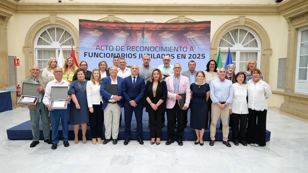 Foto de familia de los trabajadores homenajeados por su jubilación en 2025.