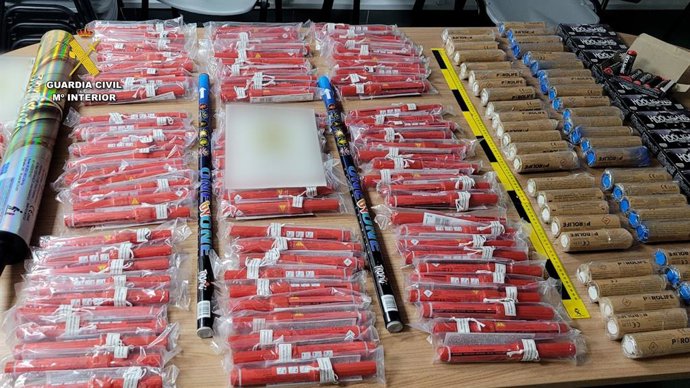 Bengalas detenidas a los dos vecinos de San Sebastián detenidos por lanzarlas a otros coches de la autovía A-66 a su paso por Mérida.