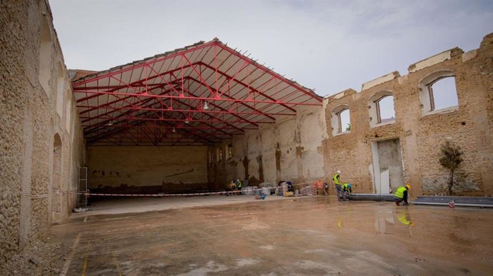 Archivo - Obras en los antiguos depósitos de tabacalera en Cádiz en una imagen de archivo.
