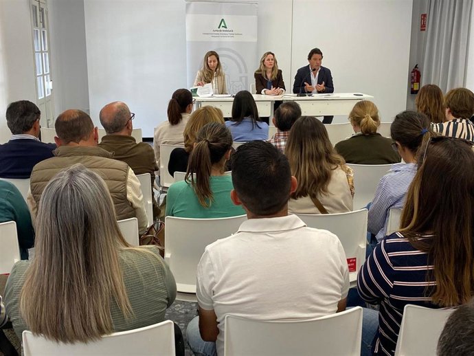 Daniel Sánchez en la jornada informativa sobre ayudas de Empleo para autónomos y agricultores en Prado del Rey.