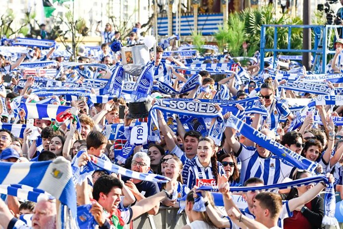 Varios aficionados de la Real Sociedad durante la celebración del equipo por la victoria en la Copa del Rey, a 20 de abril de 2026, en San Sebastián