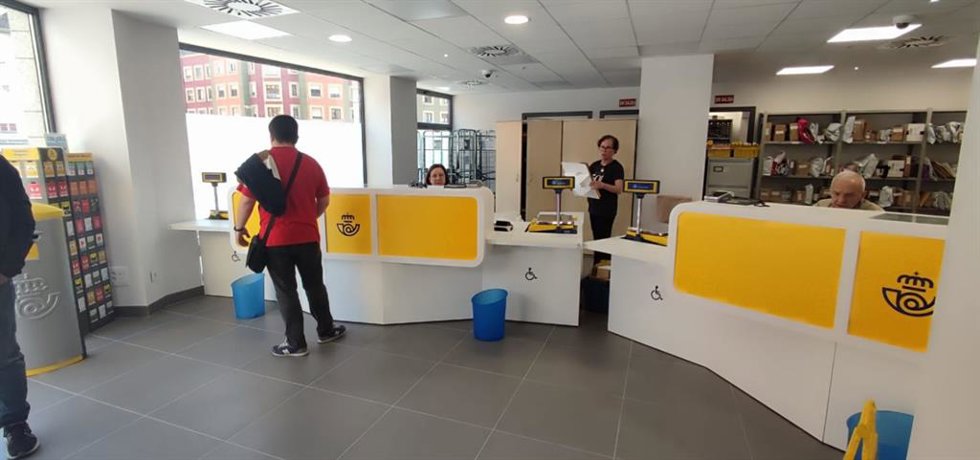 Archivo - Nueva oficina de Correos en Oviedo.