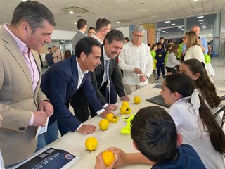Autoridades visitan la II Feria de Experiencias Educativas.