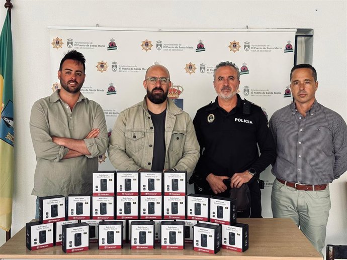 El alcalde de El Puerto (Cádiz), Germán Beardo, junto al teniente de alcalde de Seguridad y Policía Local, Jesús Garay, y el inspector de la Policía Local, José Antonio Romero Mellado, en la recepción de 75 cámaras corporales para la Policía.