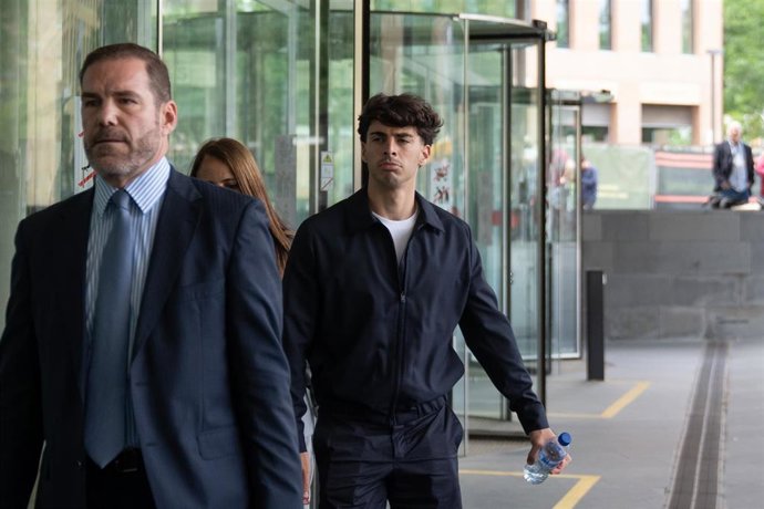 Archivo - El futbolista del RCD Espanyol Álvaro Aguado (d) a su salida de la Ciutat de la Justicia, en una imagen de archivo