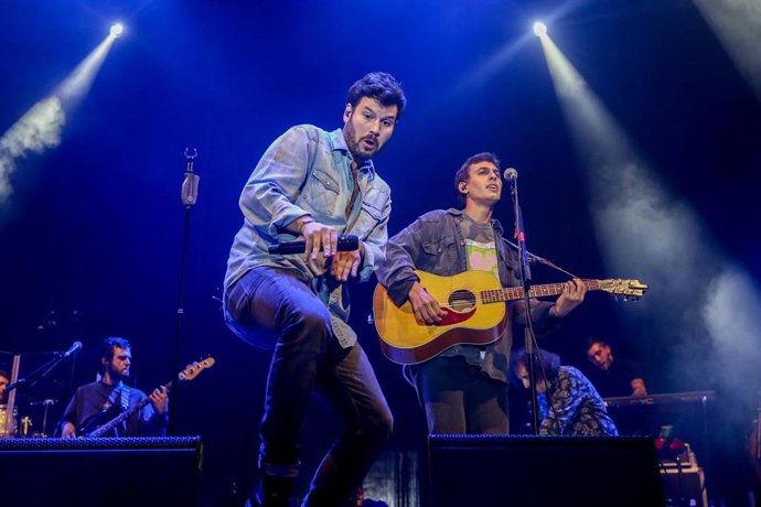 Archivo - Guillermo “Willy” Bárcenas (i), cantante del grupo Taburete y el guitarrista Antón Carreño (d) durante un concierto en el Hipódromo de La Zarzuela, a 30 de septiembre de 2021, en Madrid (España). Después de más de tres meses de gira de verano ba