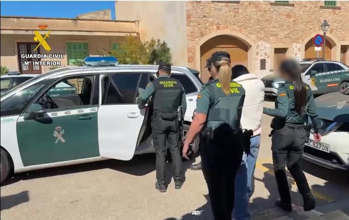 Dos detenidas por robar perfumes y cosmética valorados en 2.500 euros en Santanyí y Campos