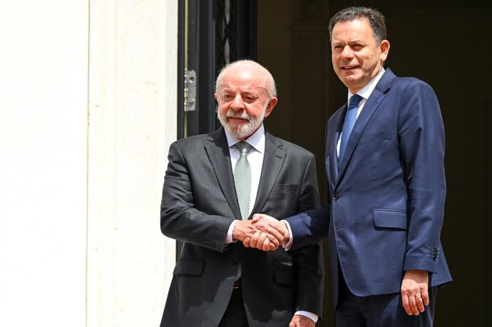 21 de abril de 2026, Lisboa, Portugal: O primeiro-ministro Luís Montenegro (à direita) dá as boas-vindas ao presidente do Brasil, Luiz Inácio Lula da Silva (à esquerda), na Residência Oficial em São