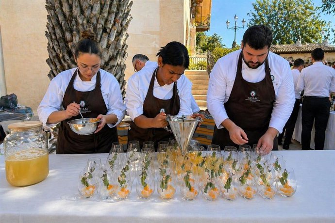 Un grupo de estudiantes del Grado de Gastronomía de la UCAM durante la elaboración del cóctel de bienvenida de la Asamblea Nacional Euro-Toques