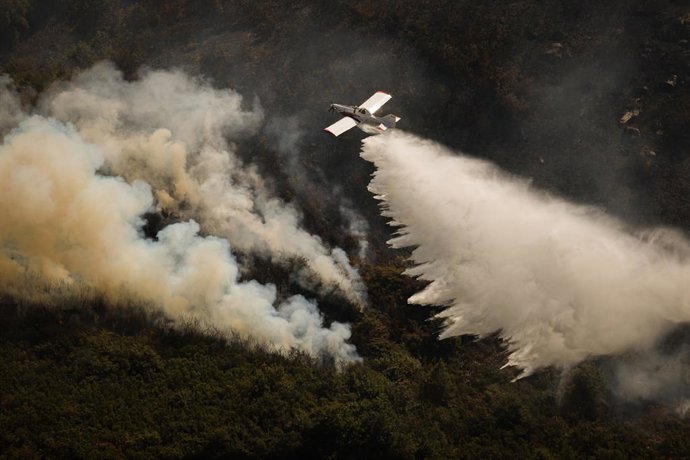 Archivo - Arquivo - Recursos aéreos dos bombeiros durante as operações de combate ao incêndio em Avión, em 25 de agosto de 2025, em Avión, Ourense (Espanha). O último dos incêndios florestais registrados na Galícia, que teve início em Avión (Ourense) às 1